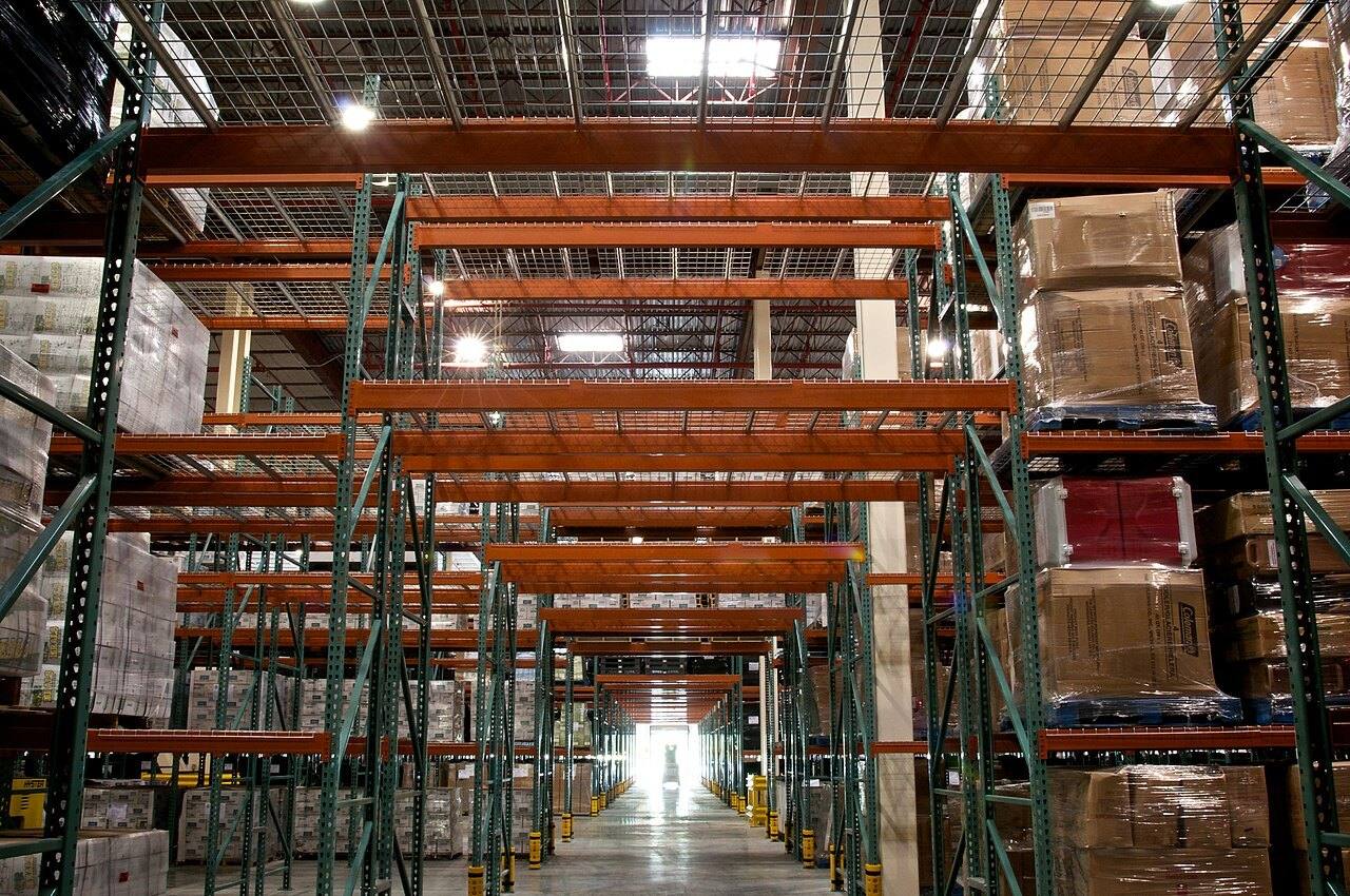 Corredor de centro de distribuição com estruturas porta-paletes